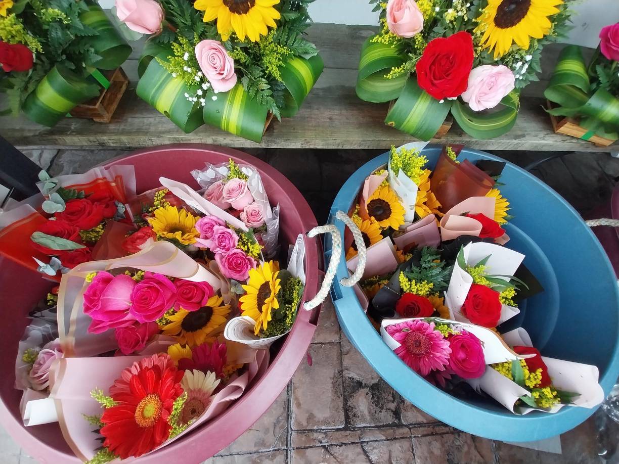 Los ramos de tres o cuatro flores son los más cotizados por la población.