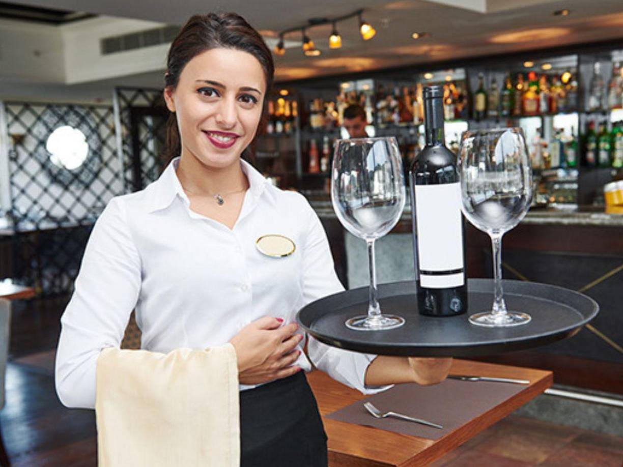 Entre las áreas disponibles para aplicar, se encuentra la de mesero. Los meseros podrán laborar en los diferentes restaurantes o tiendas que lo requieran y estén dentro del Programa Temporal de Trabajo en el Extranjero.