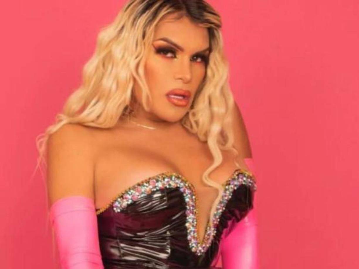 “Estaba acostada y levanté el celular con mi mano, estaba (scrolleando). Según yo, tenía mi celular, pero no. Y vi alguien de negro aquí, se los juro que lo vi, estaba alguien de negro aquí, donde está el ventilador vi a alguien con una manta negra, era la muerte, la vi así con una manta”, dijo la influencer. 