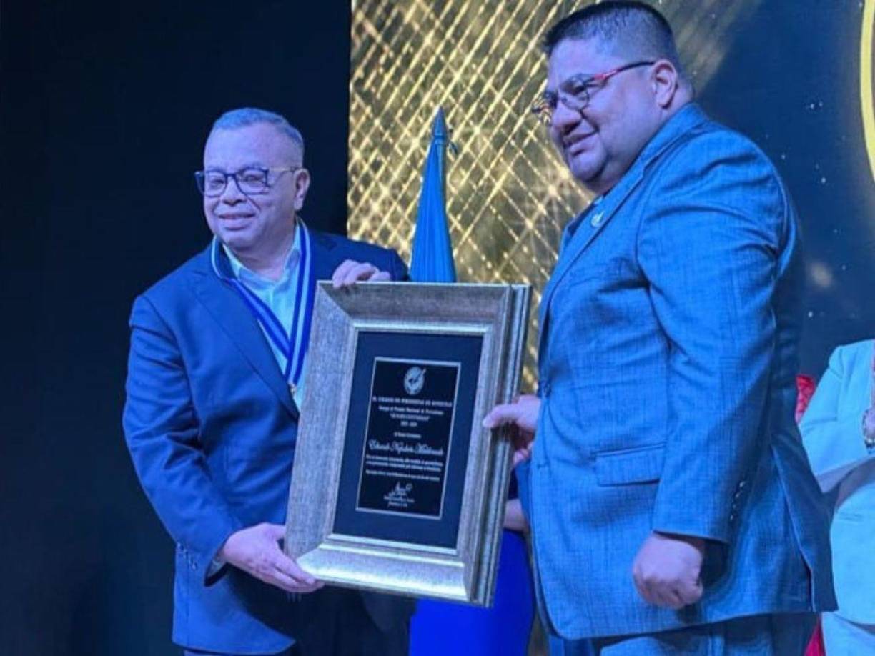 A lo largo de su carrera ha recibido varios reconocimientos, siendo el premio Álvaro Contreras, otorgado por el Colegio de Periodistas de Honduras, uno de los más importantes en su trayectoria periodística. 