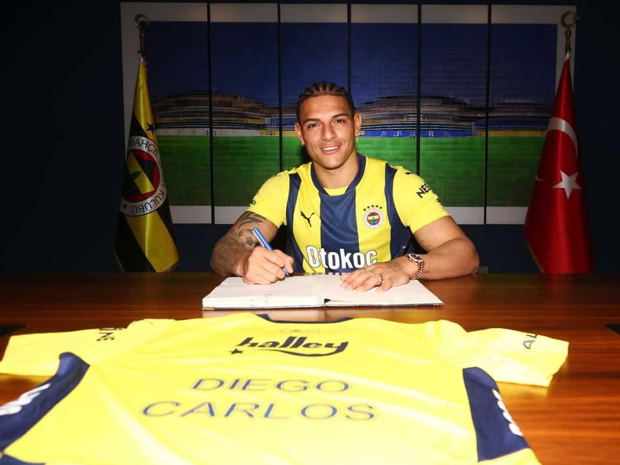 El Fenerbahçe, el segundo club más exitoso de Turquía, ha anunciado este jueves el fichaje del defensa brasileño Diego Carlos, ex de Sevilla y hasta ahora en el Aston Villa británico, para 3 años y medio.