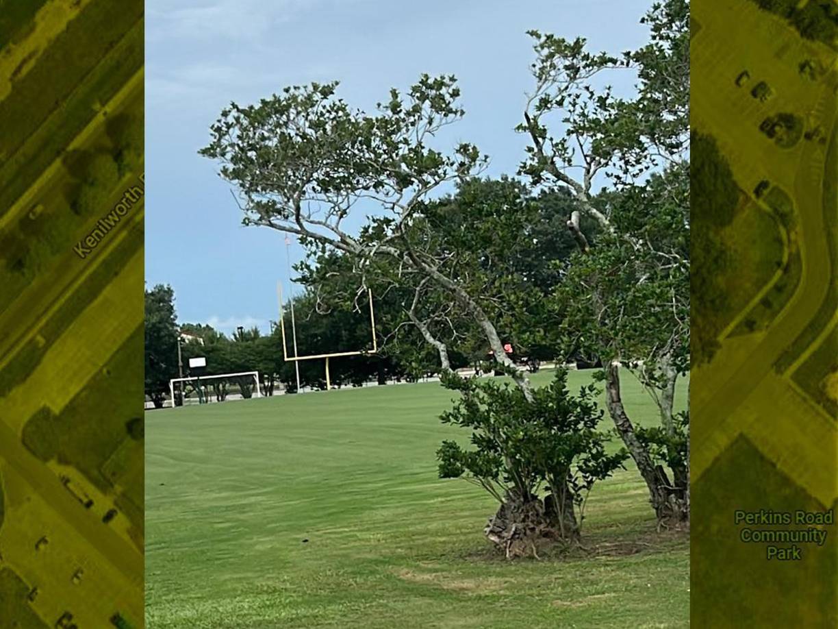 El estadio se construyó originalmente en 1970 como asientos de estadio este y oeste utilizando marcos de acero estructural para soportar asientos de hormigón prefabricado.