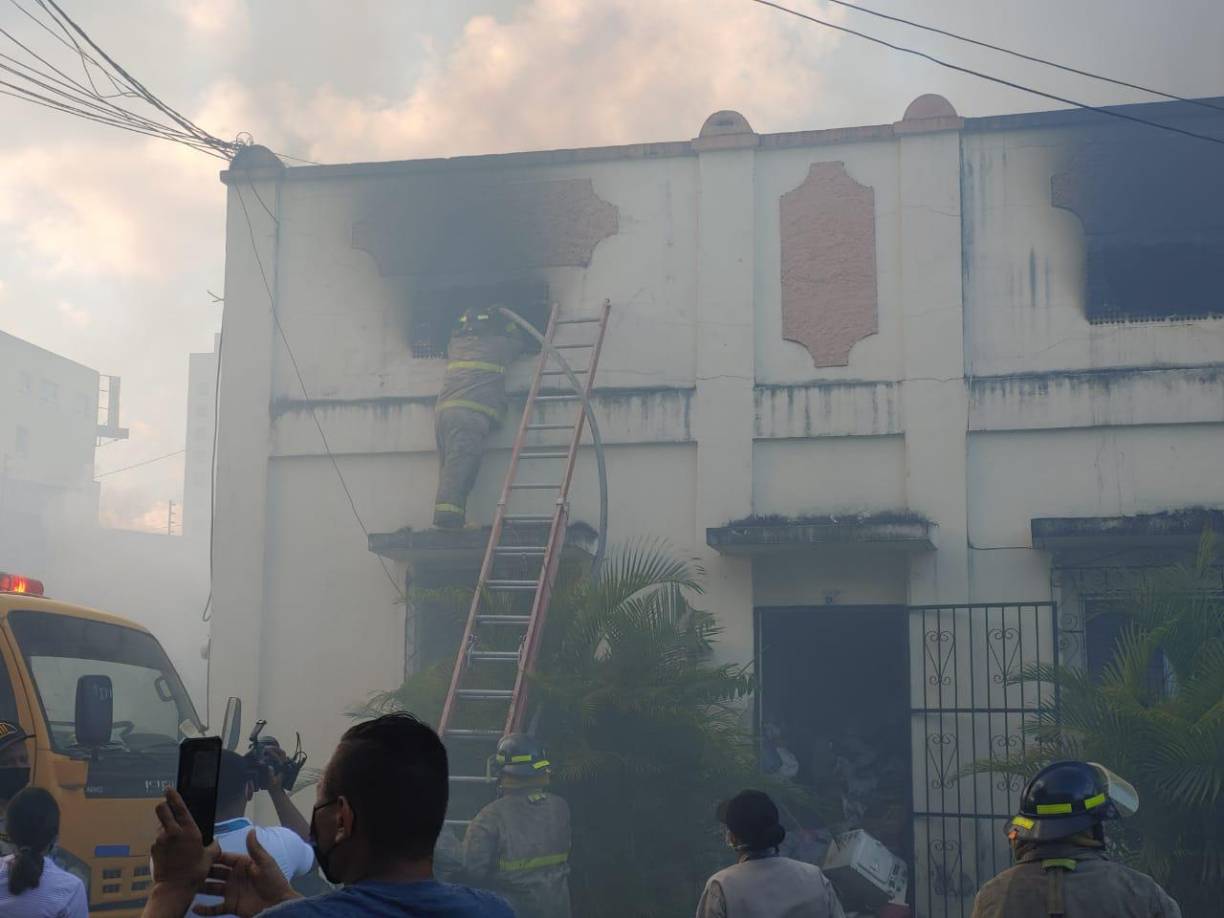 Al lugar llegaron cuadrillas del Cuerpo de Bomberos para socavar las llamas. 