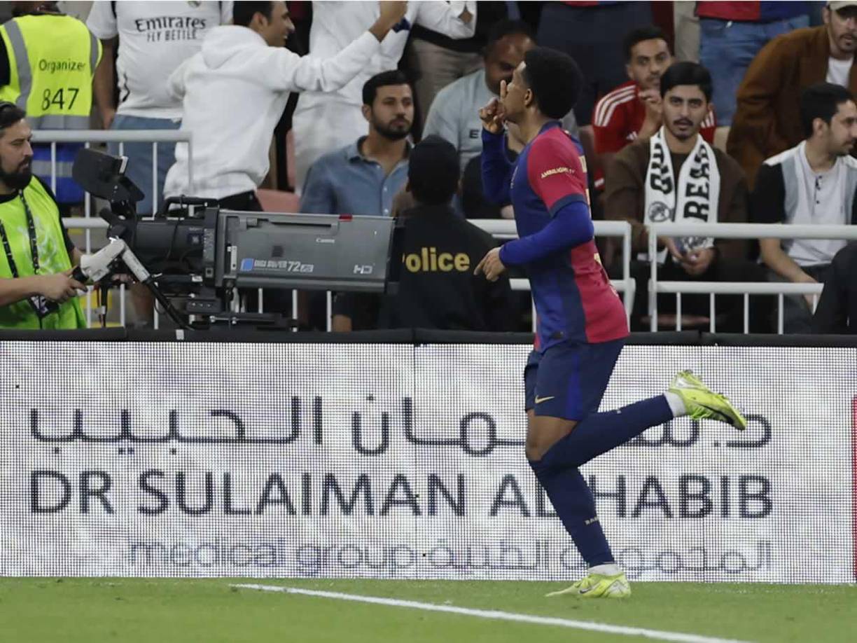 Alejandro Balde puso el 1-4 en el marcador y su gesto fue de silenciar a los aficionados del Real Madrid que estaban de frente.