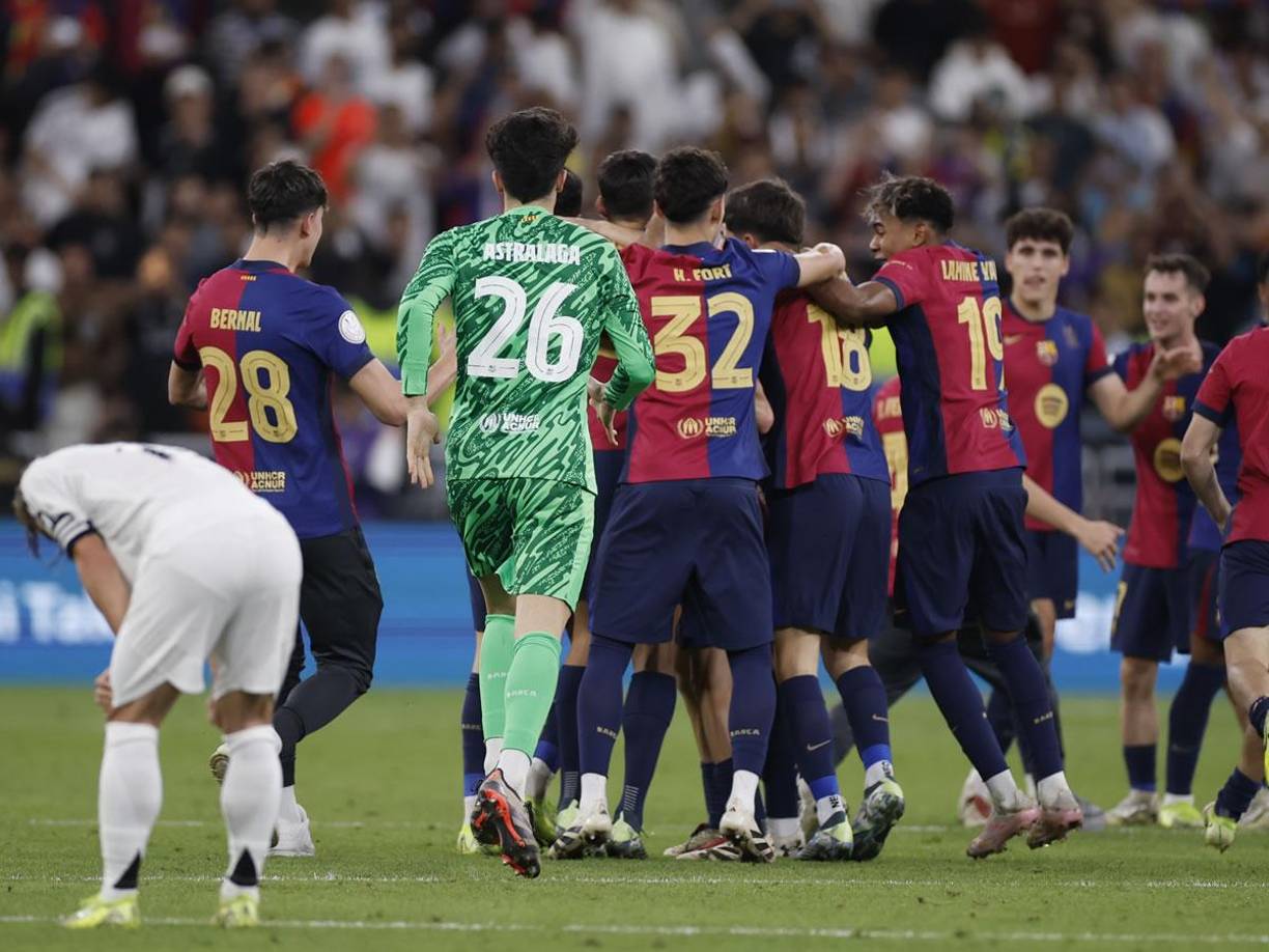 Los jugadores del Barcelona celebrando tras el pitazo final del partido de la Supercopa de España.
