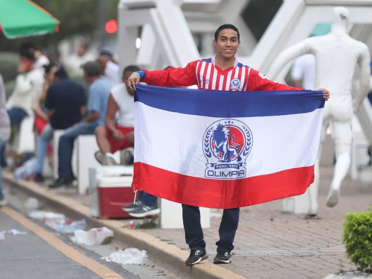Uno de los aficionados del Olimpia que llegó con su bandera.