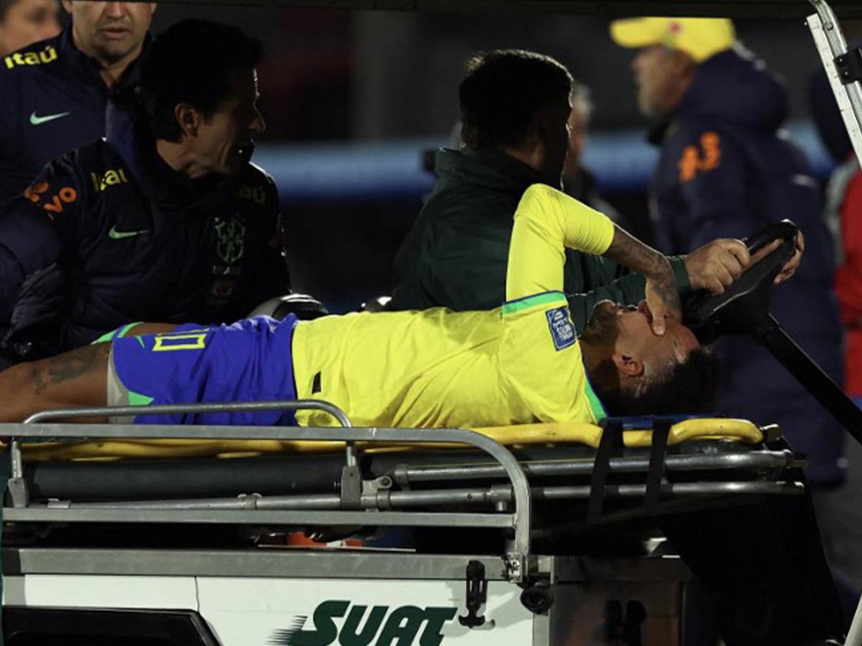Neymar ha vuelto a lesionarse y se fue llorando en el primer tiempo del Uruguay vs Brasil que terminó siendo victoria de 2-0 de los uruguayos. 