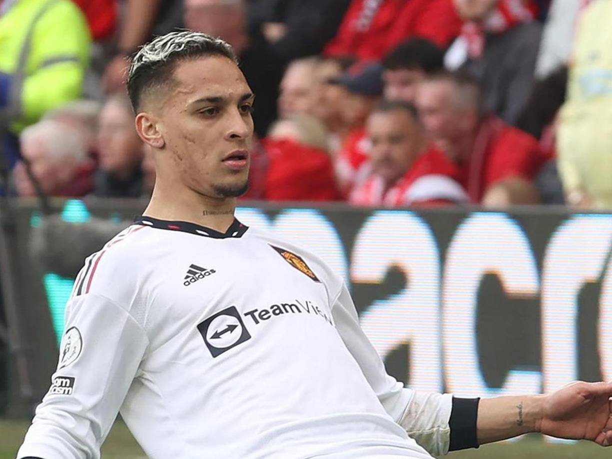 Preguntado por las lesiones de Gabriela Cavallin, el jugador explicó que “estuve con ella, pero le dije que tenía obligaciones y que tenía que irme, entonces ella tomó platos y vasos y los tiró al suelo y yo la agarré para calmarla, no la lastimé”.