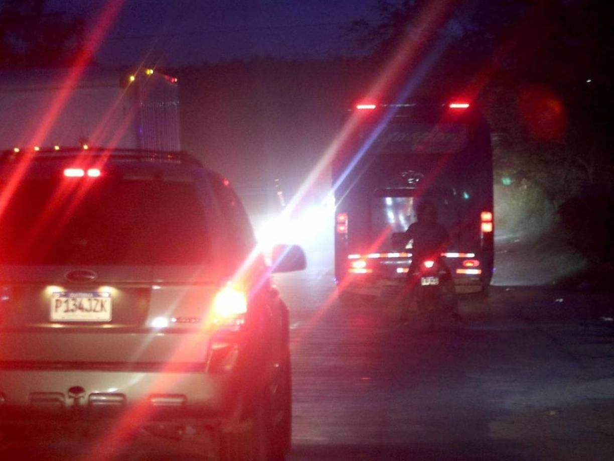 Una pequeña cola se formó antes de llegar a la comunidad de La Ceibita, Santa Bárbara, y era por un improvisado retén de la Policía Nacional de Honduras. “Buenas noches, este es un operativo de inspección, todos tienen que bajar con su documentación en la mano”, dijo un uniformado.