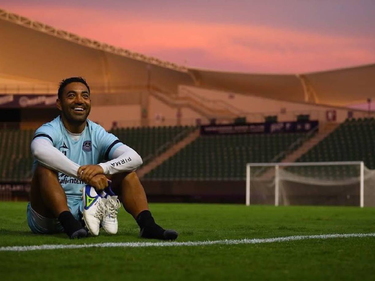 El futbolista no está solo en Andorra. La dirección técnica del FC Ranger’s recae en manos de Marco Antonio Fabián Vázquez, su padre, asegurando un vínculo familiar directo en las raíces del proyecto.