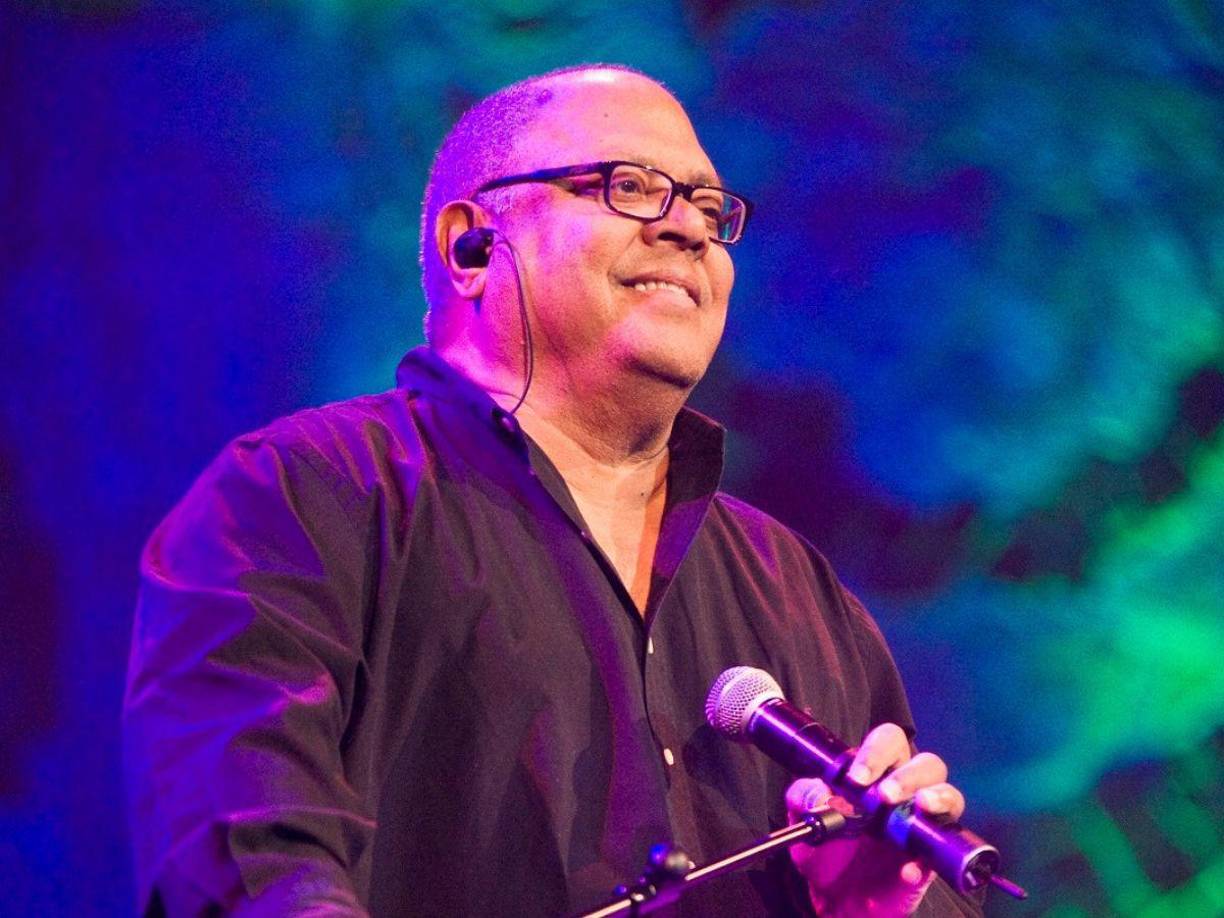 La usuaria continúo su relató y según lo explicó Milanés le pidió que se sentará a su lado y posteriormente comenzaron a platicar, hasta que el compositor se abalanzó sobre ella para, presuntamente, intentar besarla: