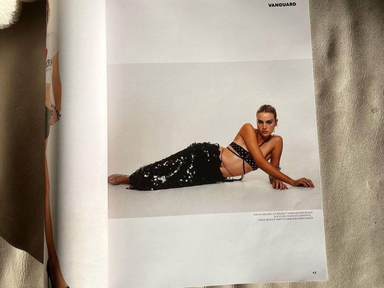 Elise Hodder, prometedora modelo australiana, acababa de alcanzar un hito significativo en su carrera al protagonizar seis páginas completas en la edición de agosto de la prestigiosa revista de moda Vanguard Magazine.