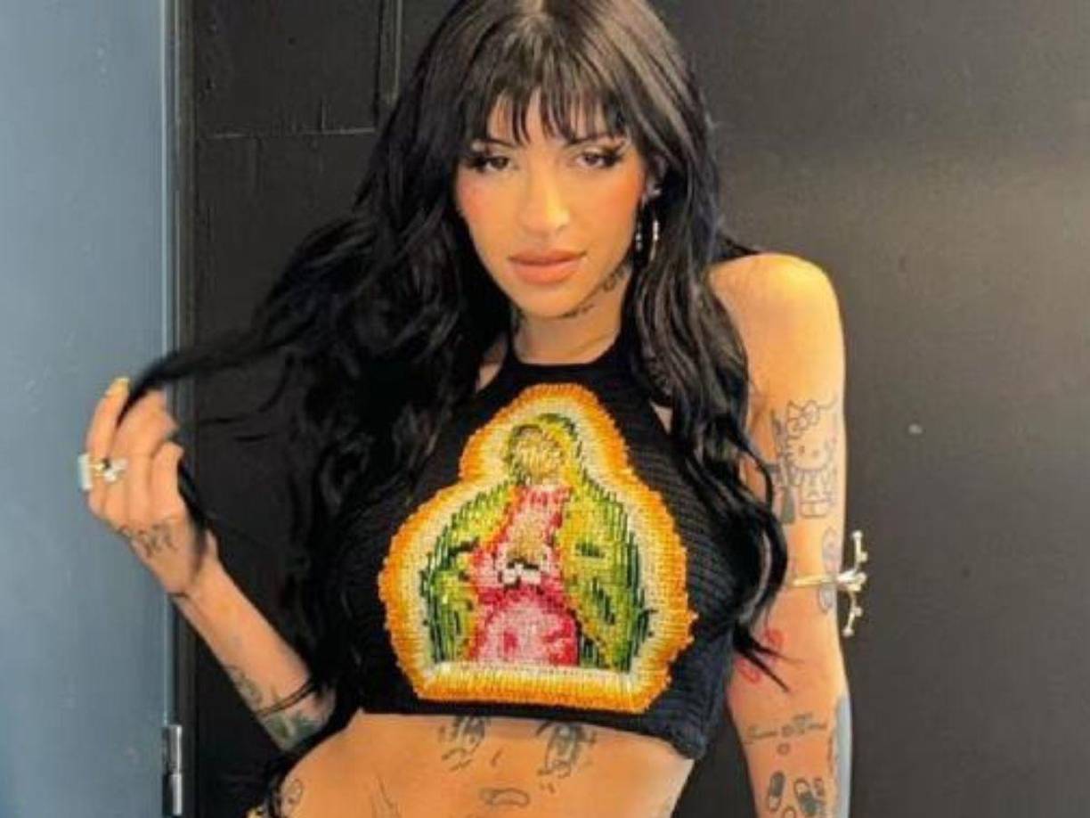 Después de varios meses de especulaciones y rumores tras su ruptura con Nodal, Cazzu ha ofrecido su primera declaración sobre la paternidad del intérprete de “Cazzualidades”. En una reciente entrevista, dejó claro que, a pesar de la separación, Nodal sigue siendo un padre comprometido con su hija Inti.