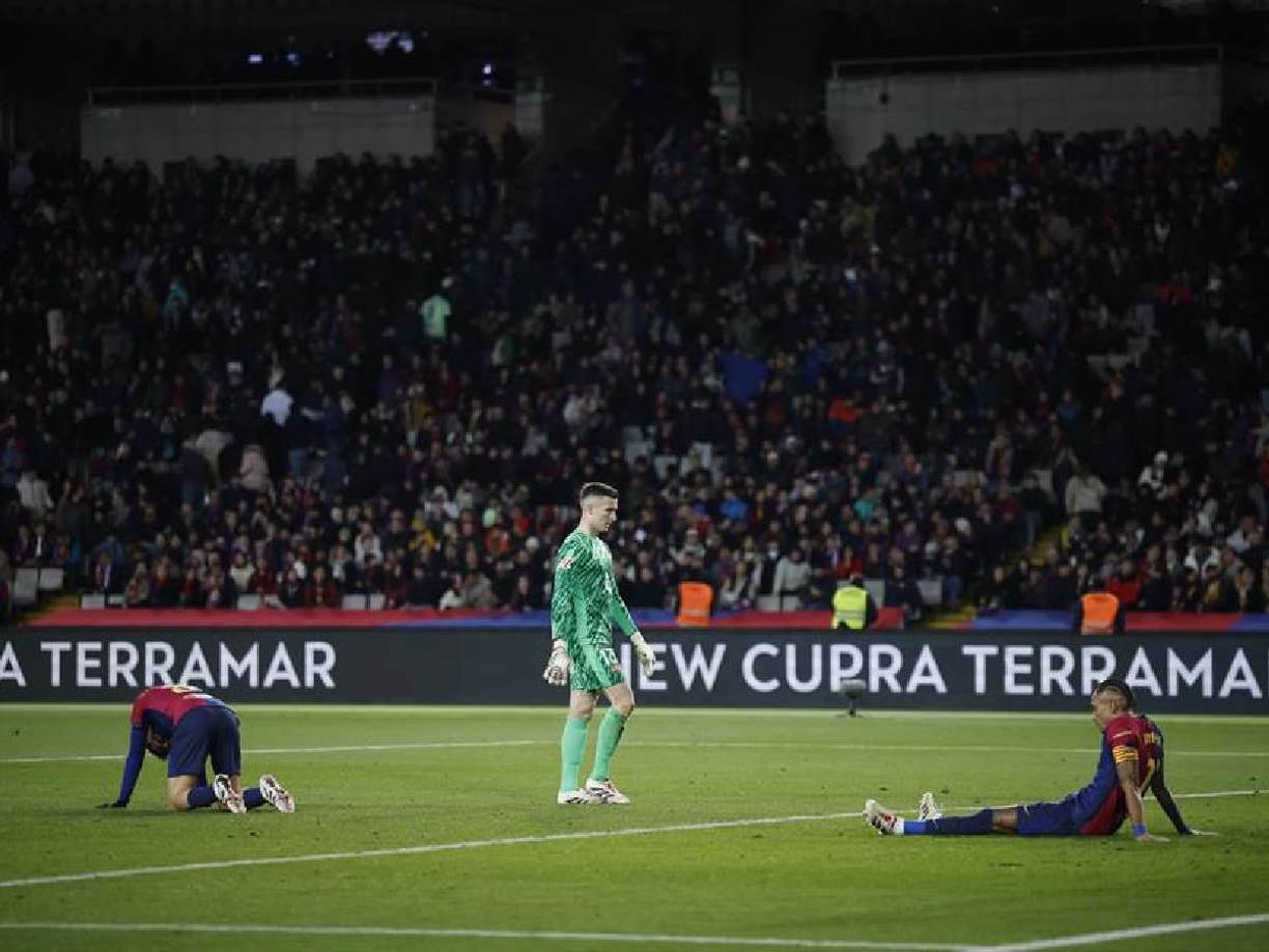 Los jugadores del Barcelona se tumbaron sobre el terreno de juego tras el 1-2 del Atlético de Madrid.