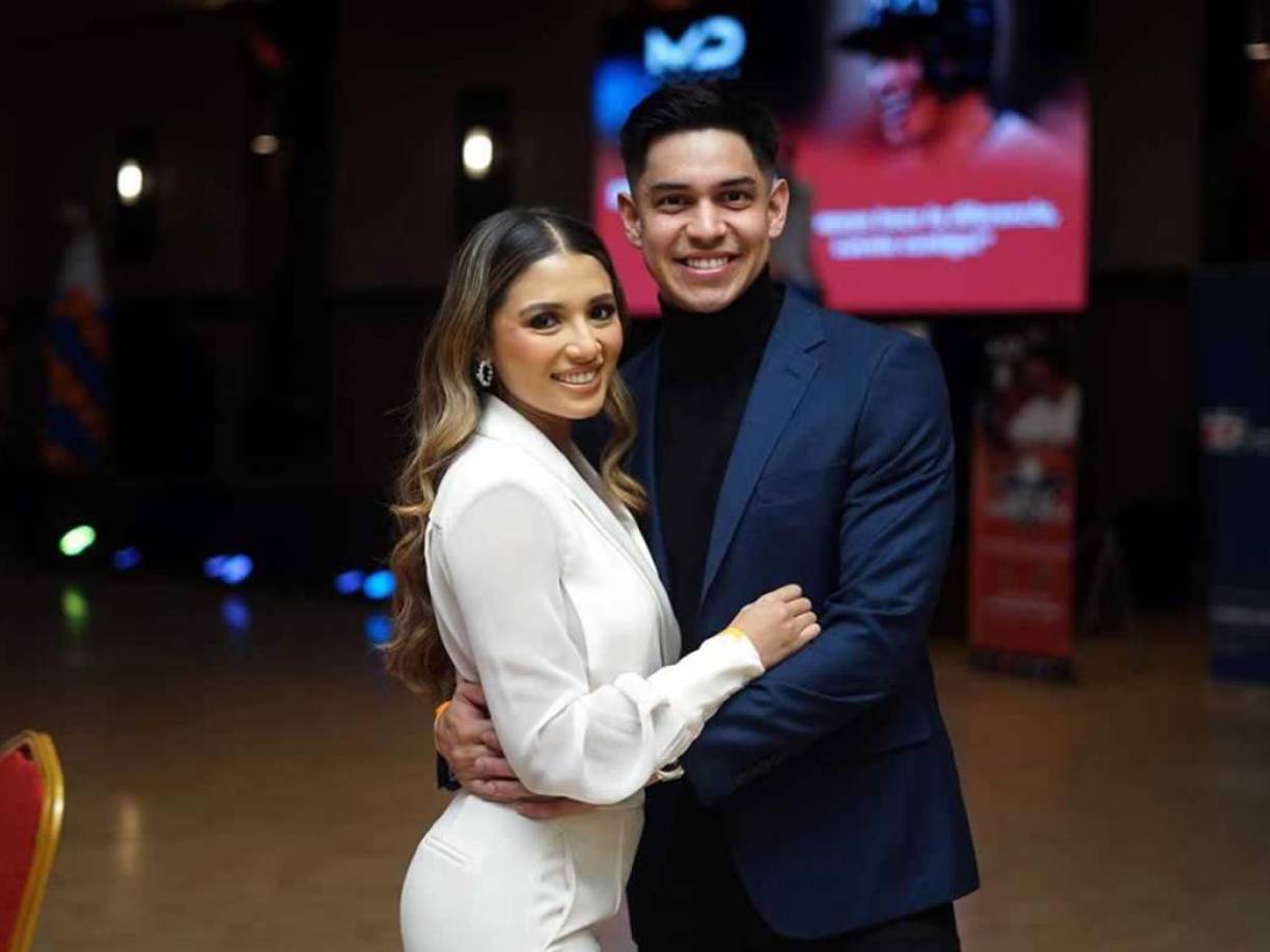 En primer lugar, Mauricio Dubón y Nancy Herrera estuvieron presentes en una cena benéfica en San Pedro Sula. 