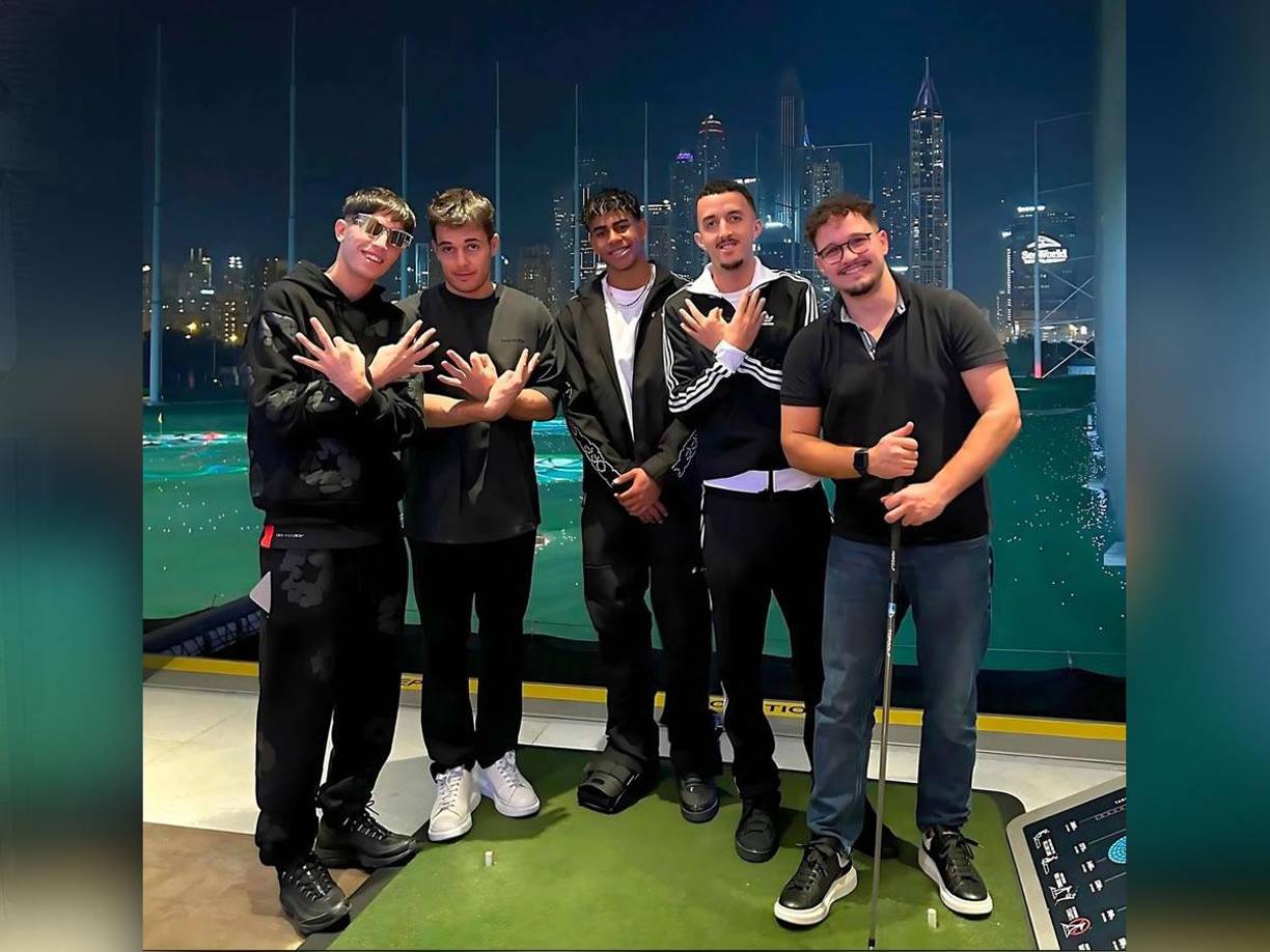 También ha tenido tiempo Lamine de jugar al golf con sus acompañantes (su primo Mohamed y su amigo Souhaib) en una azotea y el ‘sky line’ de Dubái al fondo. Sin duda, el extremo se lo ha pasado en grande.