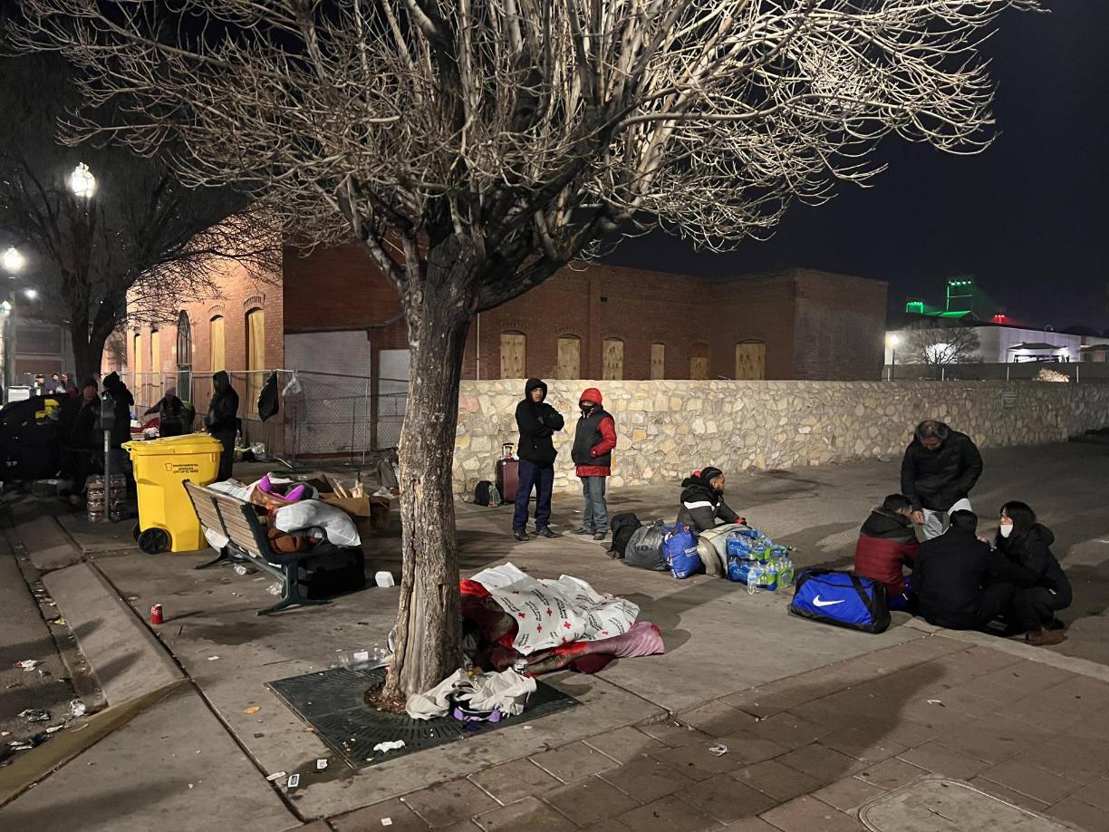 Los migrantes han desbordado a las autoridades migratorias y los albergues, dejando a cientos de migrantes durmiendo en las calles.