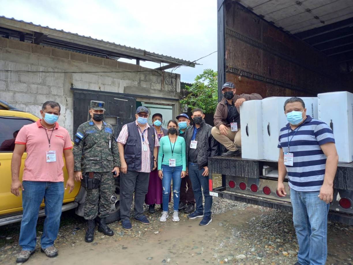 El envío, traslado y distribución de las maletas electorales del Consejo Nacional Electoral de Honduras ha sido analizado por observadores de la MOEUEhn que se mantienen presentes en muchos municipios de Honduras. Aquí se encontraban en El Porvenir, Atlántida y en Choluteca.