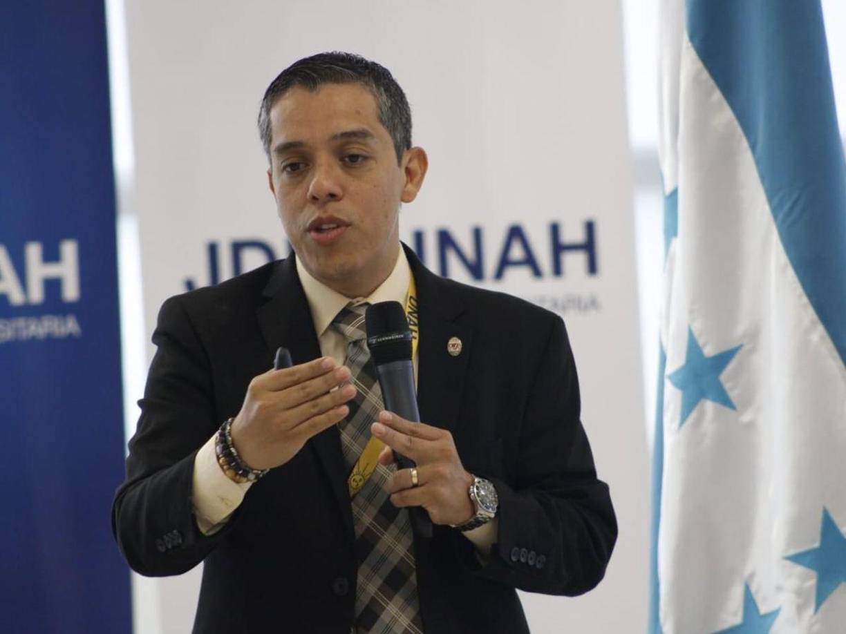 La Junta de Dirección Universitaria (JDU) de la Universidad Nacional Autónoma de Honduras (Unah), culminó este miércoles 13 de diembre con la elección de las autoridades universitarias a nivel nacional, escogiendo al abogado Odir Aarón Fernández Flores como el nuevo rector de la máxima de casa de estudios.
