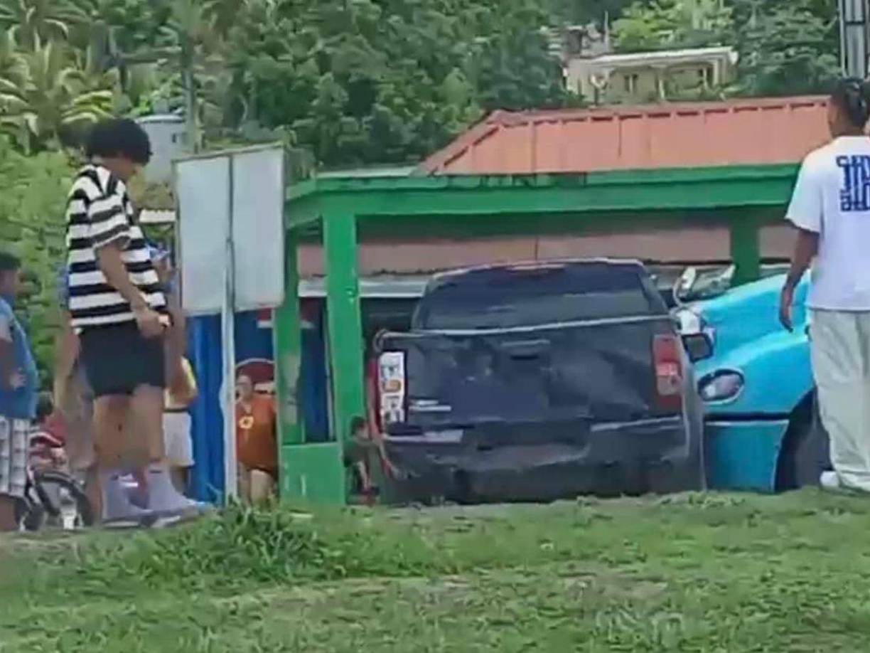 De acuerdo a los informes se trata de una triple colisión en la que también participaron una rastra y un vehículo tipo pick up. 