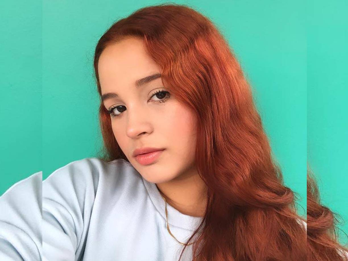 “Me queda tu sonrisa dormida en mi recuerdo, y el corazón me dice que no te olvidaré; pero, al quedarme sola, sabiendo que te pierdo, tal vez empiezo a amarte como jamás te amé”, escribió en Facebook Reyna Suyapa González, amiga de Mía Cáceres.