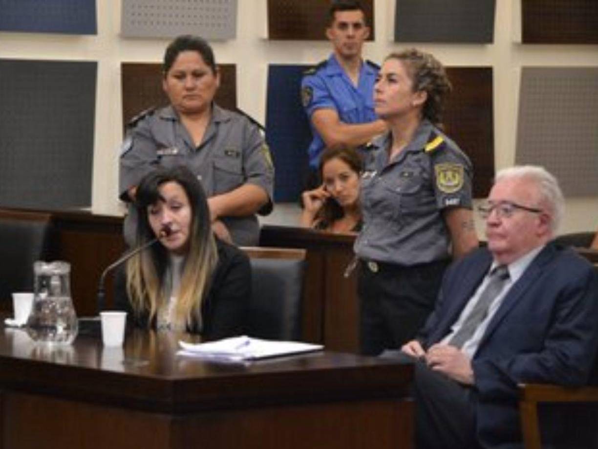 Imágenes del juicio a Karen Leilen Oviedo, más conocida como la “envenenadora de Guaymallén. Declaró frente al jurado que la juzga por las muertes de su pareja y el hijo. Sostuvo que es inocente.