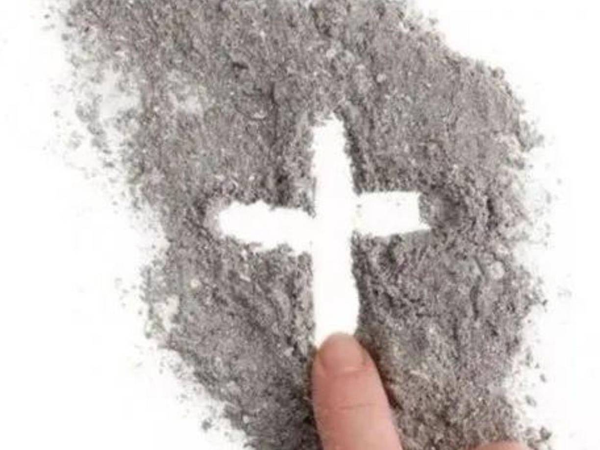La cruz de ceniza marca el tono de la Cuaresma, que se considera un tiempo de superación personal.