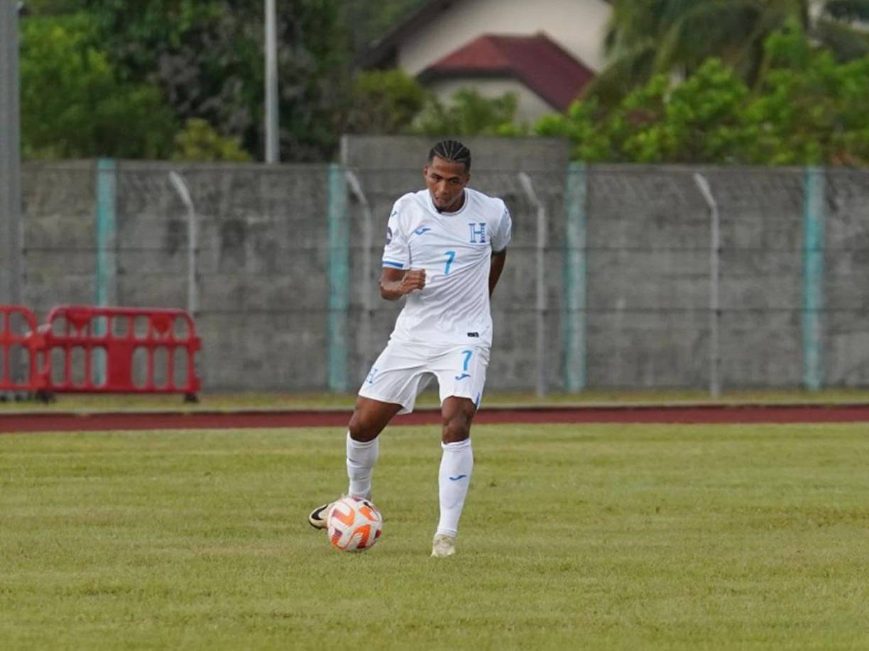 Rigo Rivas - El jugador del Hatayspor de la Superliga de Turquía se mantiene en la alineación titular de Honduras contra los jamaicanos tras su titularidad en Guayana Francesa.