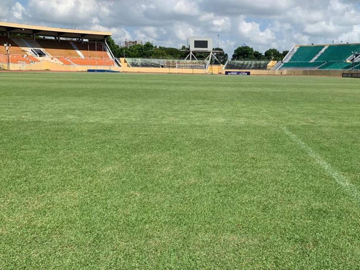 El césped del estadio luce en buenas condiciones.