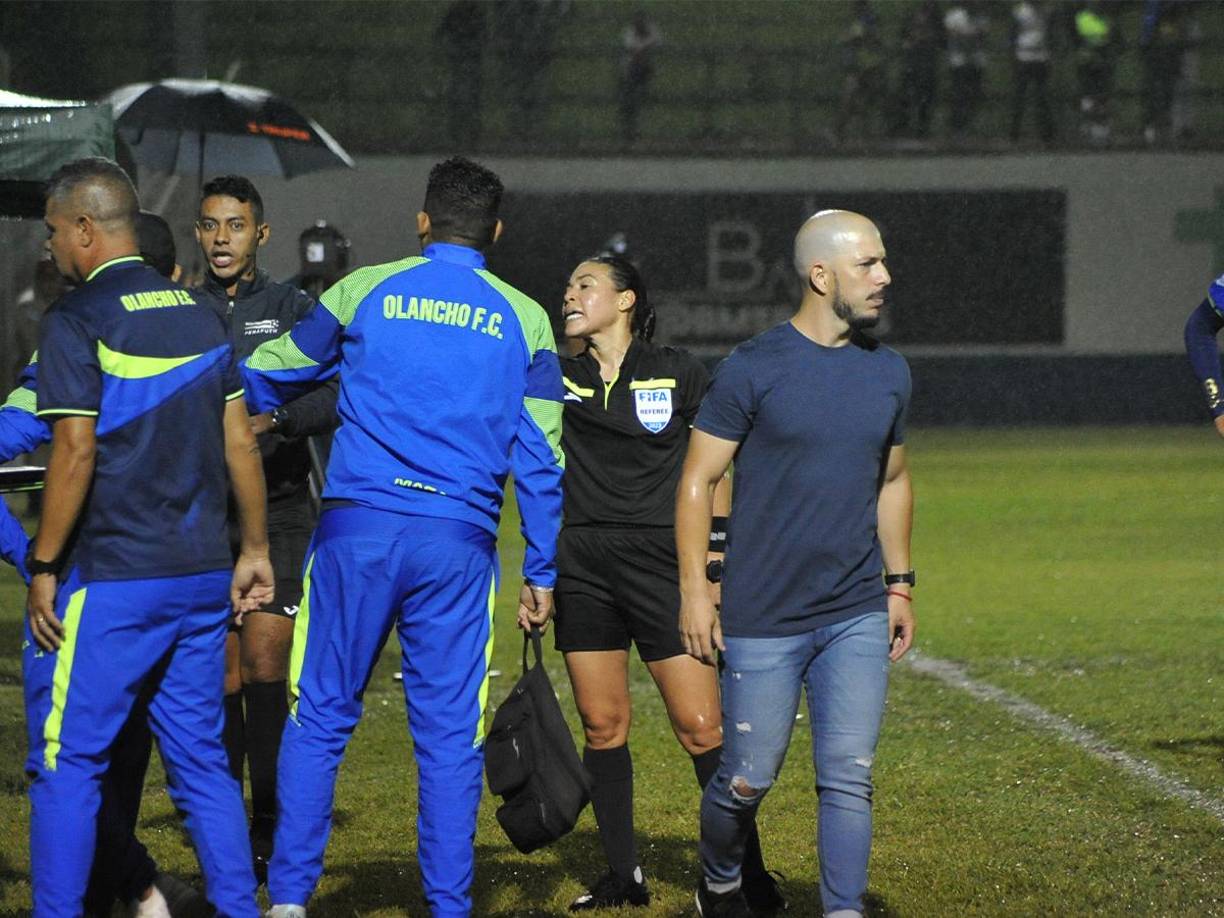 La banca del Olancho FC le reclamó en varias ocasiones a Melissa por las decisiones que estaba tomando a la hora de pitar. 