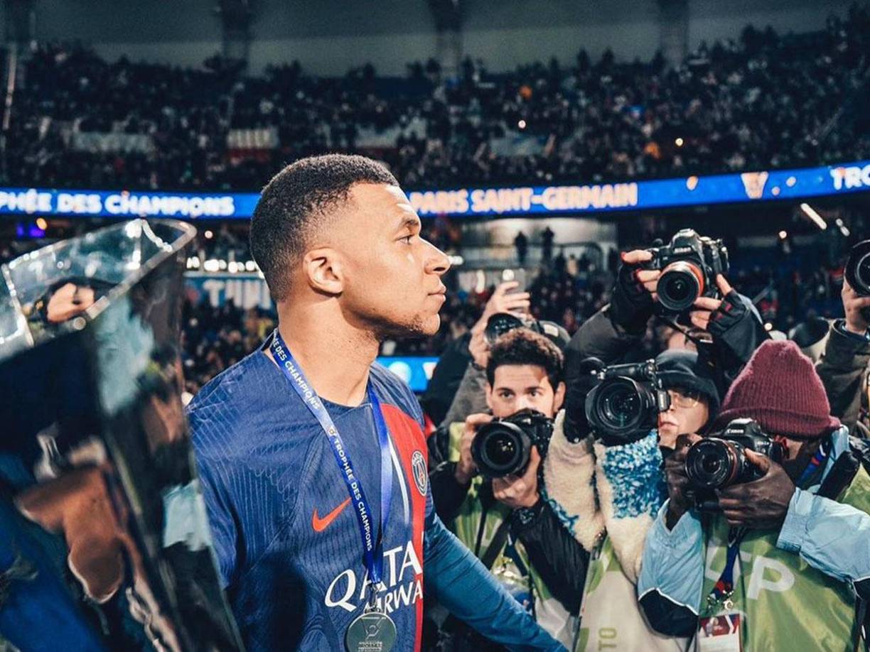 Mbappé se encuentra en una etapa de su contrato que le permite explorar opciones y establecer contacto con otros clubes para definir su futuro deportivo..