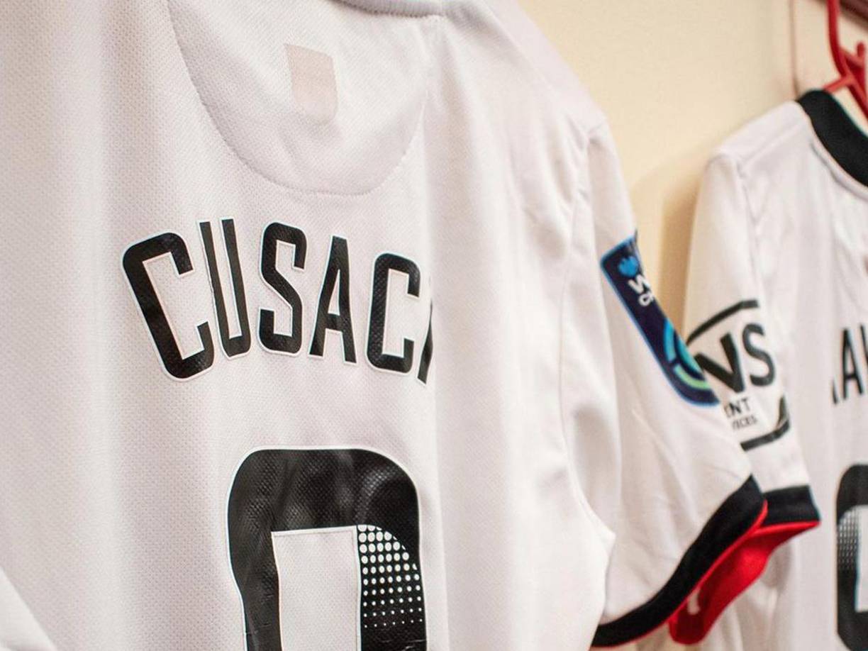  Cusack fue internacional con Inglaterra en categorías inferiores .