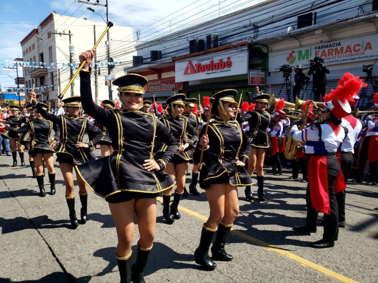Fervor y amor patrio en los desfiles de La Ceiba