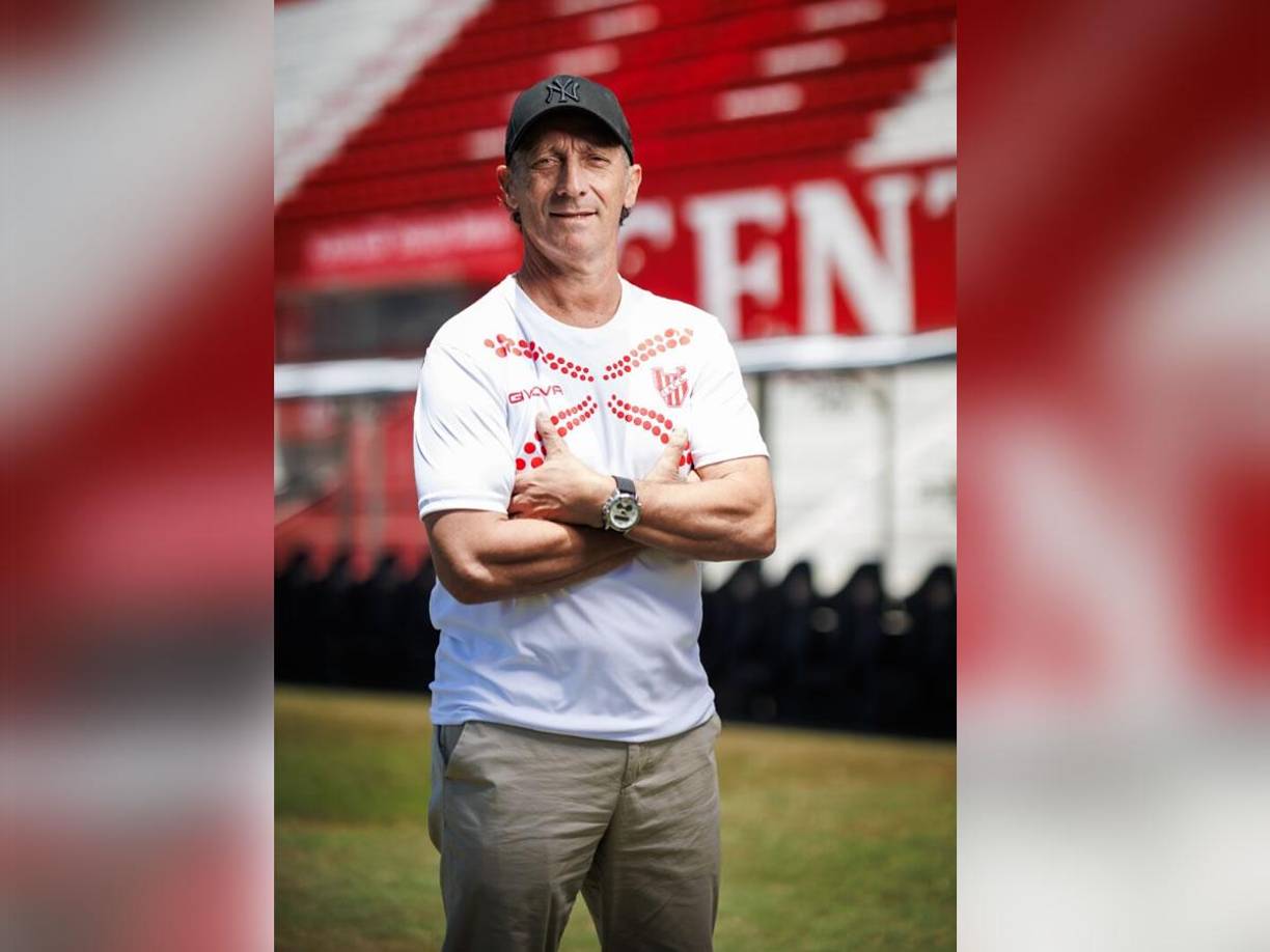 El conjunto albirrojo le dio la bienvenida al técnico nacido en Luján, que regresa al fútbol argentino, país que lo vio nacer, tras su paso por San Lorenzo en 2022.