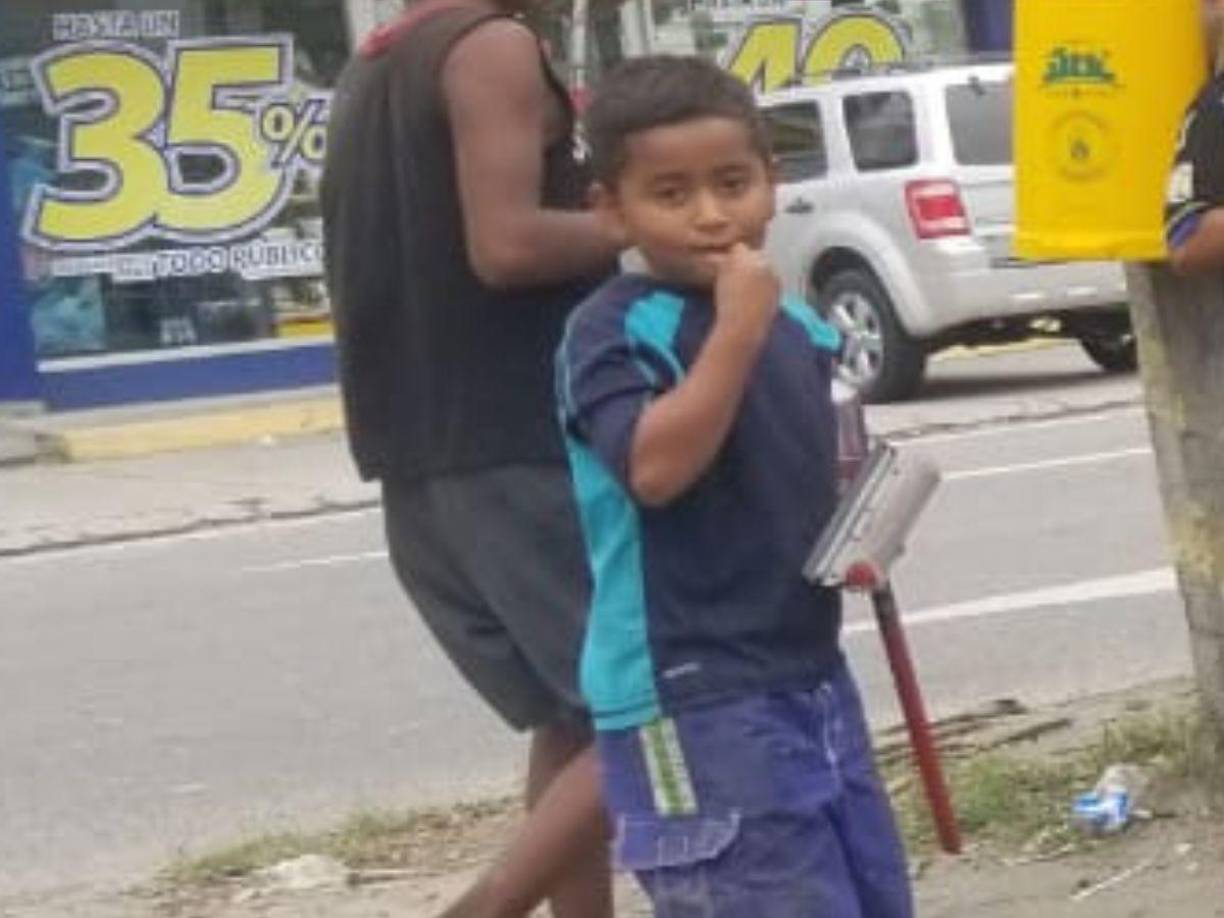 “¿Qué llevás ahí?”, le preguntó el vecino a Isaí, quien era muy admirado en el lugar por la valentía con que afrontaba la vida a sus 9 años. “Mirá”, contestó el niño mientras mostrando el potente artefacto.