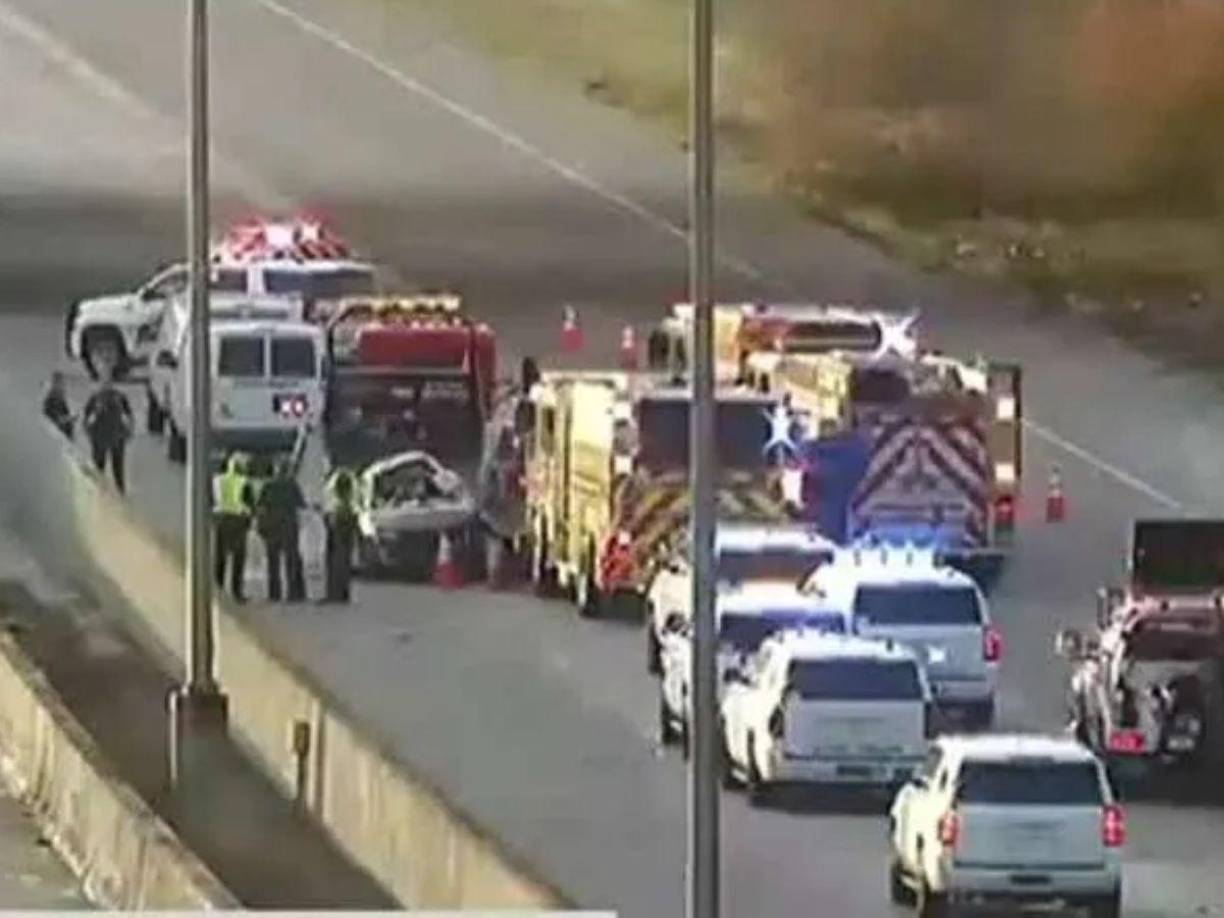 Medios locales informaron que Espinoza y otras tres personas se conducía en un vehículo tipo turismo que se dirigía por esta arteria vial, donde las autoridades han mencionado que el vehículo giró bruscamente hacía la izquierda, impactando en un muro y donde volcó varias veces.