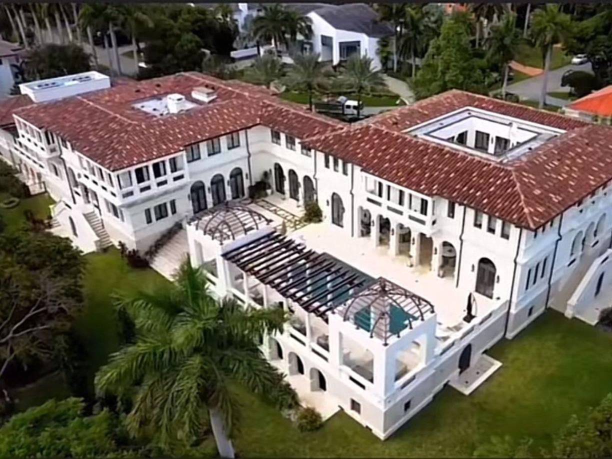 Según People en Español, la propiedad derrocha lujo y “cuenta con una casa principal, múltiples pabellones, bungalows y cabañas para alojar invitados; una playa artificial y lujosas habitaciones y cuartos de baño”.