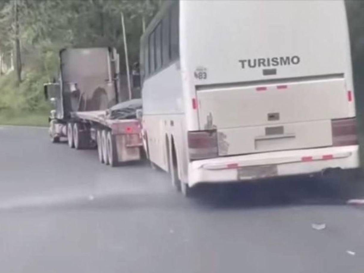 La heroica y peligrosa acción de don Elías quedó registrada en un video. En la grabación se vio el momento en que don Elías se percata de la situación y rebasa con su rastra al autobús. Luego, acercó cuidadosamente la rampa de remolque para reducir la velocidad de la unidad de transporte. 