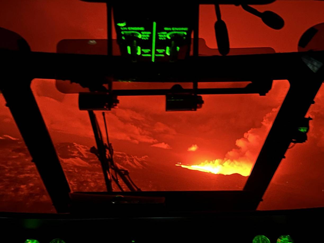 “A partir de evaluaciones iniciales de imágenes de cámaras web y fotografías aéreas del vuelo en helicóptero, se cree que la erupción es la más grande (en términos de descarga de magma) de las tres erupciones de fisuras anteriores de la fila de cráteres Sundhnúkur”, al menos en su primera hora de actividad eruptica el sábado, dijo la IMO.
