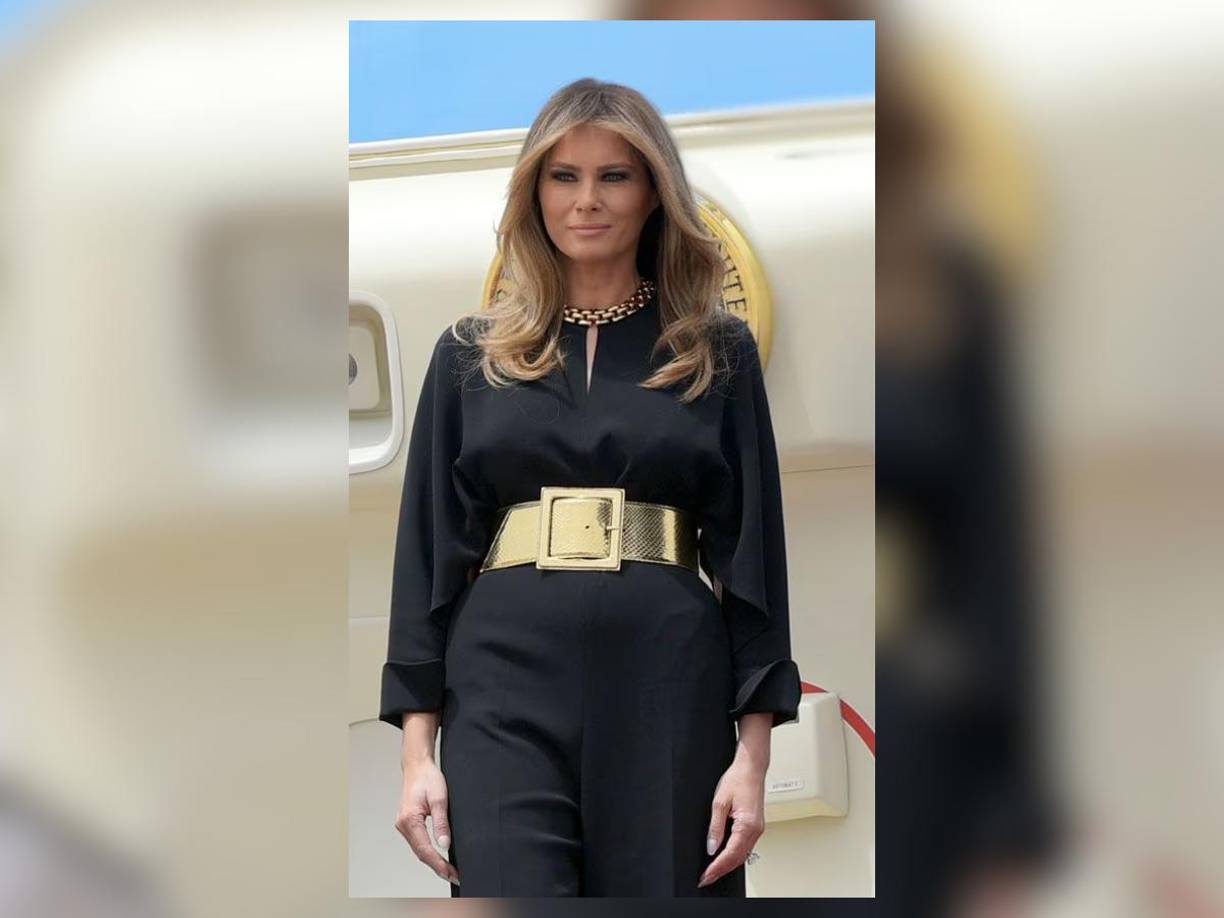 Durante los primeros viajes a países asiáticos y europeos de Donald Trump, la exmodelo se llevó la atención de la prensa árabe por su formal y recatado mono negro, con escote estilo lágrima de la diseñadora Stella McCartney, el cual combinó con un cinturón dorado.