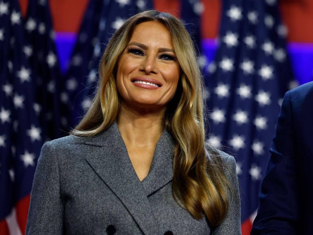 Tras la victoria del candidato republicano en las elecciones de los estados Unidos 2024, Melania Trump derrochó elegancia portando un bonito atuendo gris, sobrio y sofisticado, bajo el emblemático estilo New Look de Dior.