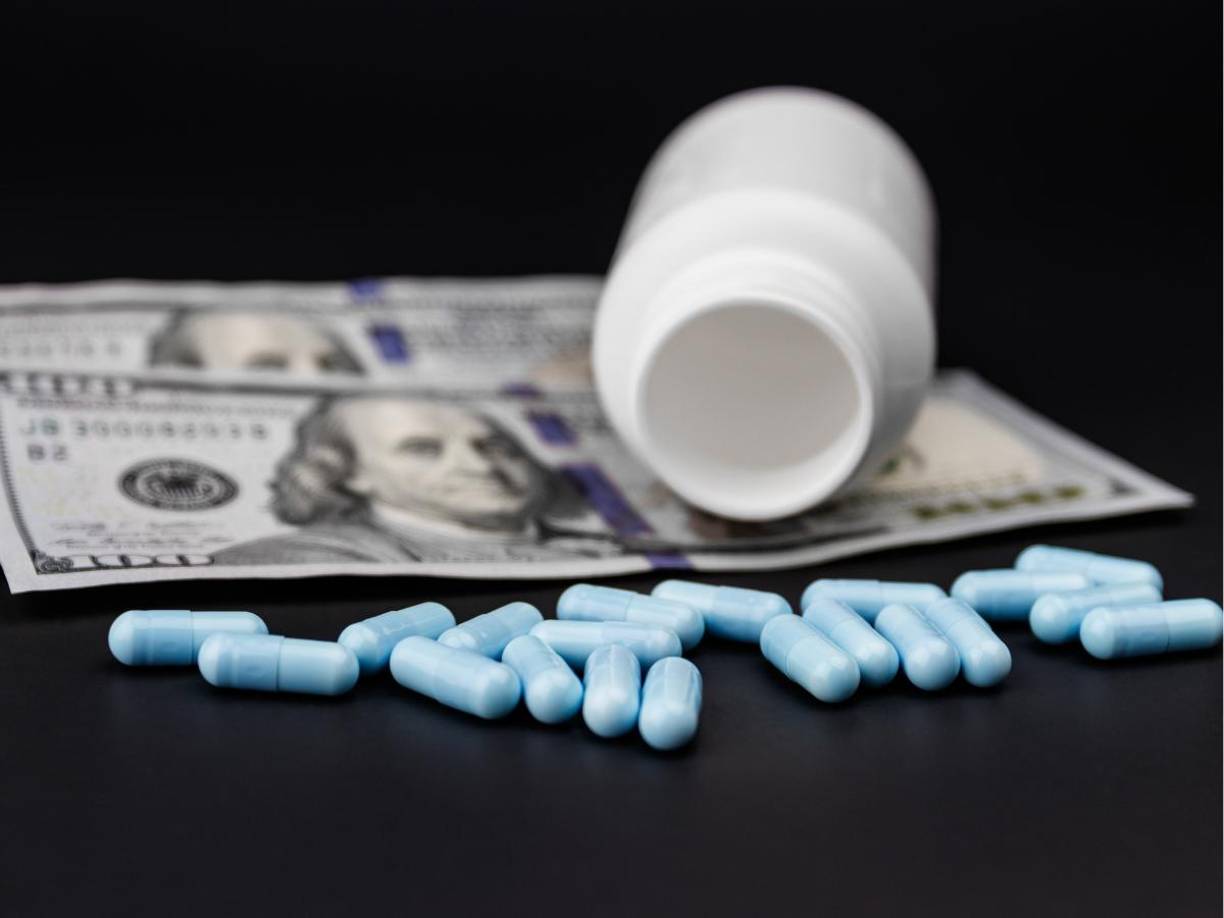 Para eludir controles, los productos químicos eran etiquetados de manera engañosa como muebles o maquillaje. Agentes estadounidenses interceptaron algunos envíos al hacerse pasar por compradores.