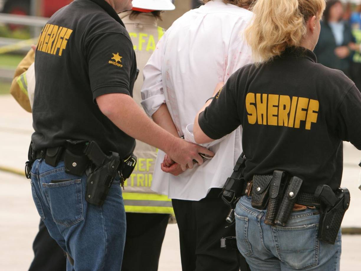 El objetivo de la ley HB 10 es expulsar a los inmigrantes indocumentados que hayan sido acusados de delitos serios y reportarlos con ICE. 