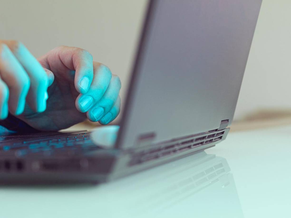 Asimismo, le dijo: “Eres una carga para la sociedad, un drenaje en la tierra. Eres un tizón en el paisaje. Eres una mancha en el universo”.