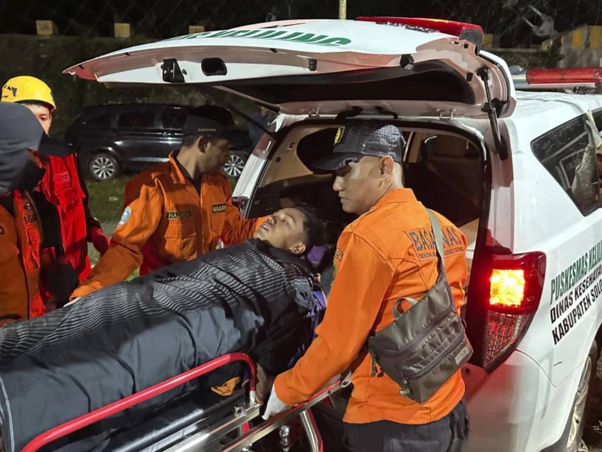 Los rescatistas no han precisado el número de desaparecidos, pero las tareas se centran en retirar el vehículo, con la ayuda de una excavadora, por si algún cuerpo se hubiera quedado atrapado bajo los escombros.