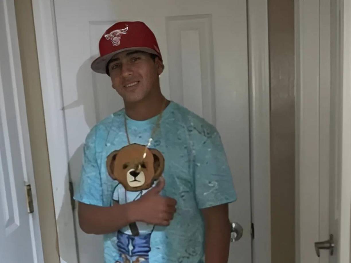 Según su relato, parecía estar dormido. Médicos forenses determinaron que el joven murió por una enfermedad cardíaca. 