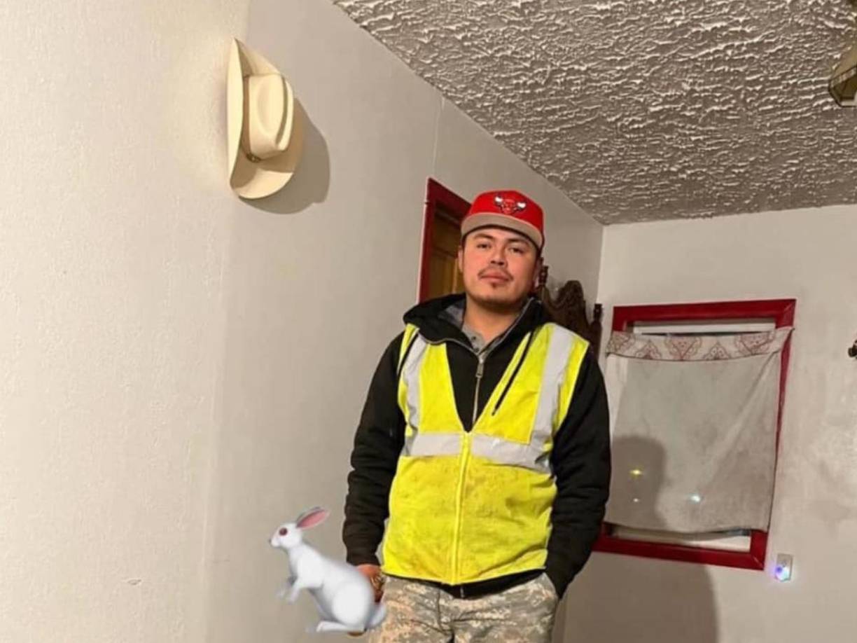 Jairo venía de una jornada extensiva de trabajo, al llegar a su casa comió, disfrutó un poco y se fue a descansar.