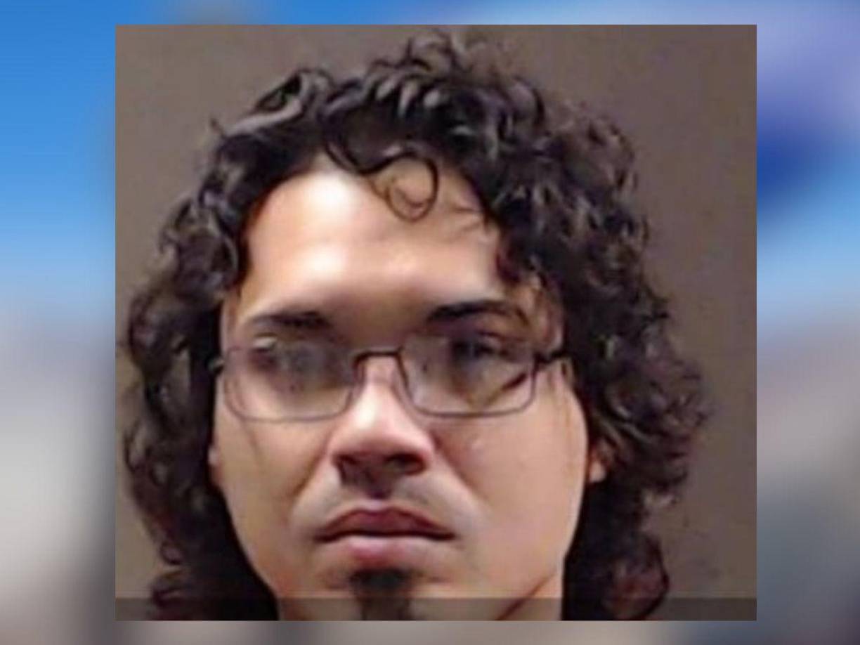 El agresor fue identificado como José Emanuel Olmos Rosado, de origen puertorriqueño, quien está casado con una migrante hondureña.