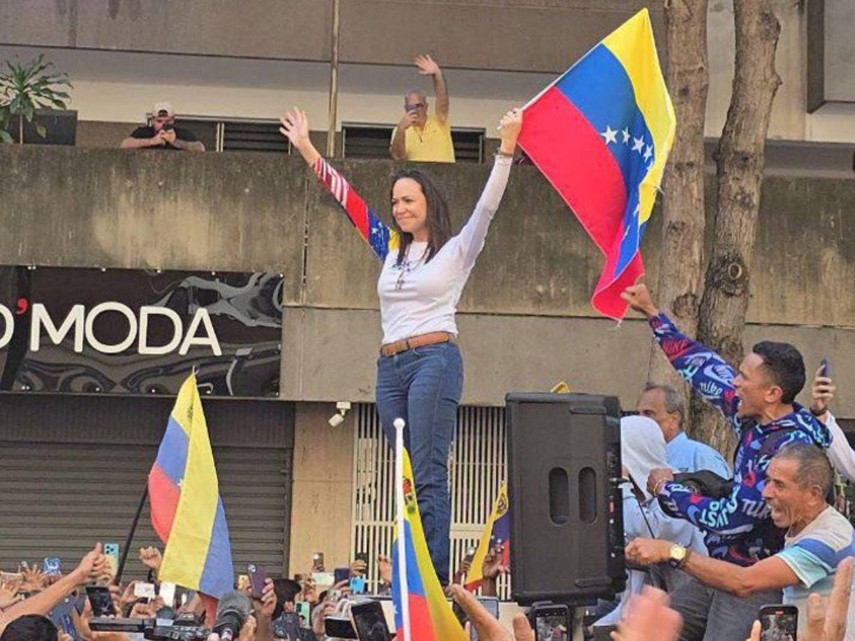 “Esto se acabó. ¡Venezuela será libre!”, afirmó hoy en su red social X la líder opositora de Venezuela María Corina Machado tras reaparecer este jueves en una protesta en Caracas rodeada de cientos de seguidores para reclamar la asunción del antichavista Edmundo González, después de permanecer en la clandestinidad desde el pasado 28 de agosto.