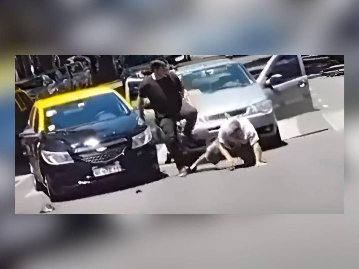 Asimismo, los presentes grabaron el video de lo ocurrido, donde se pueden notar los golpes, cachetadas, patadas y cuchillazos entre el conductor y el taxista.